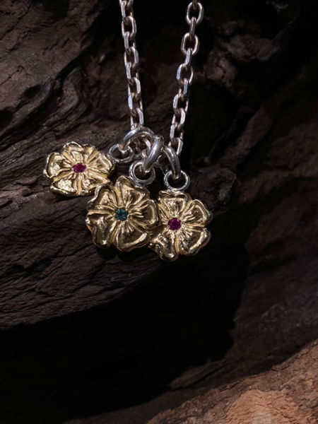 LARRY SMITH 18K GOLD ROSE PENDANT -M- EMERALD