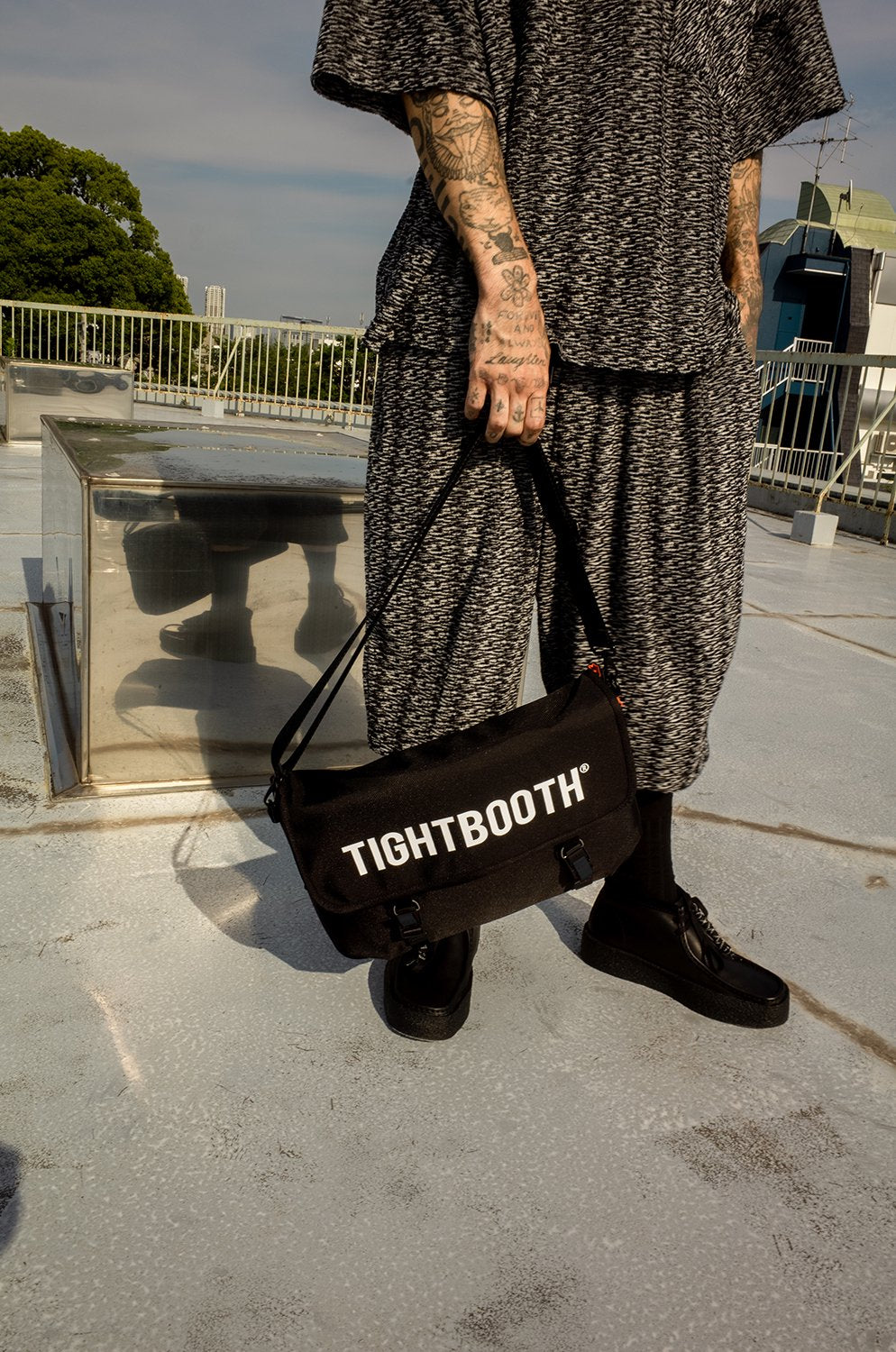 TIGHTBOOTH LOGO SHOULDER BAG