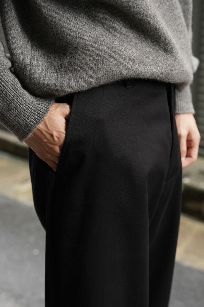 UNIVERSAL PRODUCTS. NO TUCK CHINO TROUSERS