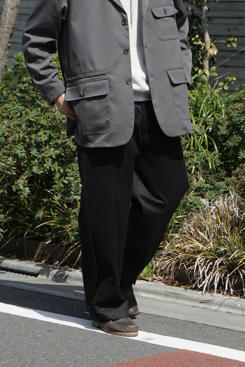 UNIVERSAL PRODUCTS. NO TUCK CHINO TROUSERS