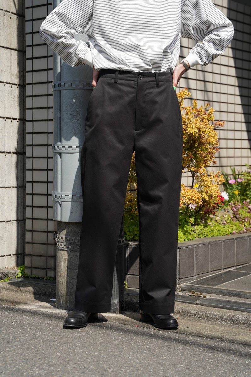 UNIVERSAL PRODUCTS. NO TUCK CHINO TROUSERS