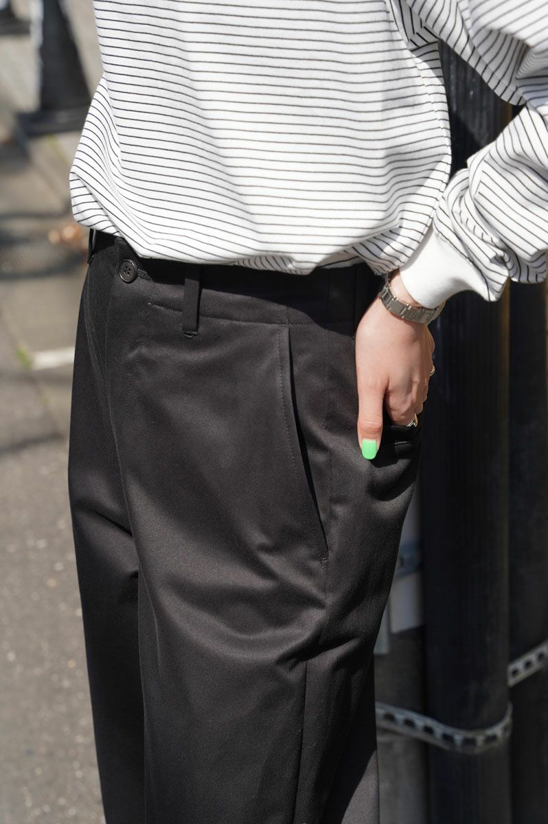 UNIVERSAL PRODUCTS. NO TUCK CHINO TROUSERS