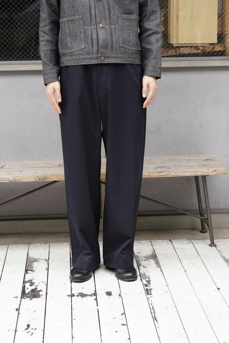 UNIVERSAL PRODUCTS. NO TUCK CHINO TROUSERS