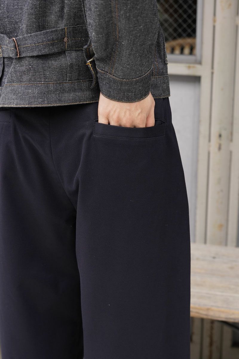 UNIVERSAL PRODUCTS. NO TUCK CHINO TROUSERS