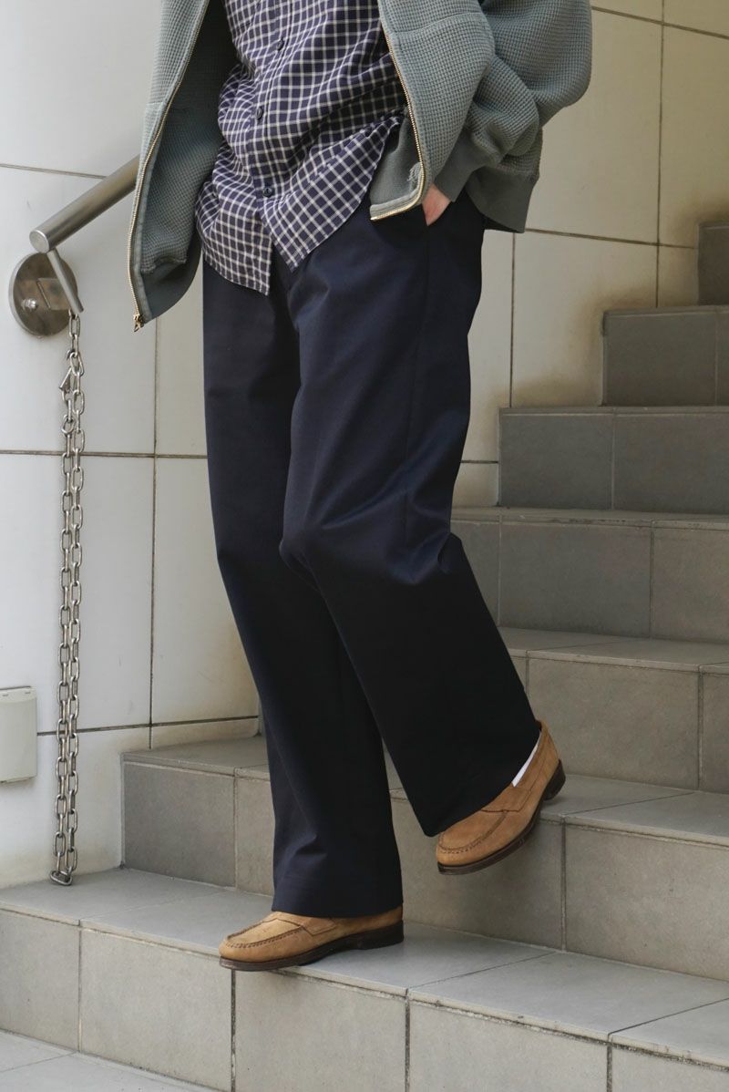 UNIVERSAL PRODUCTS. NO TUCK CHINO TROUSERS