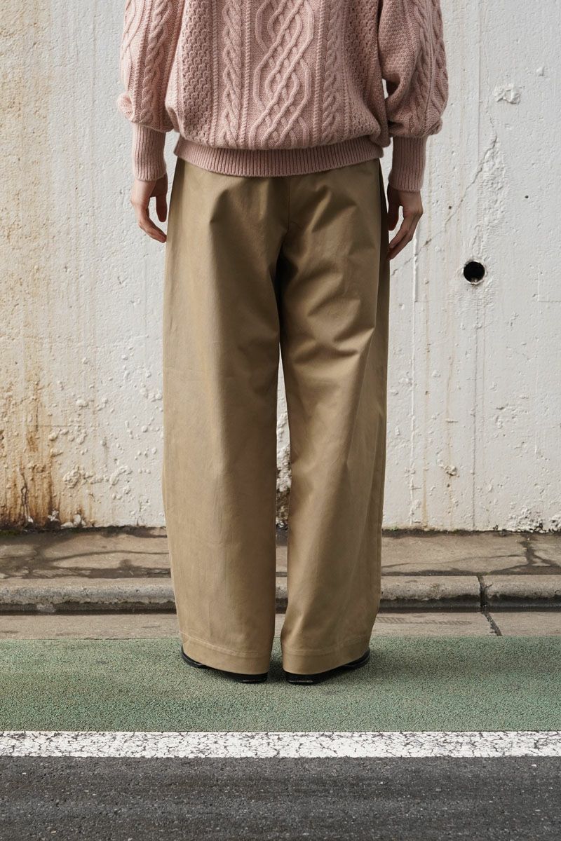UNIVERSAL PRODUCTS. NO TUCK CHINO TROUSERS