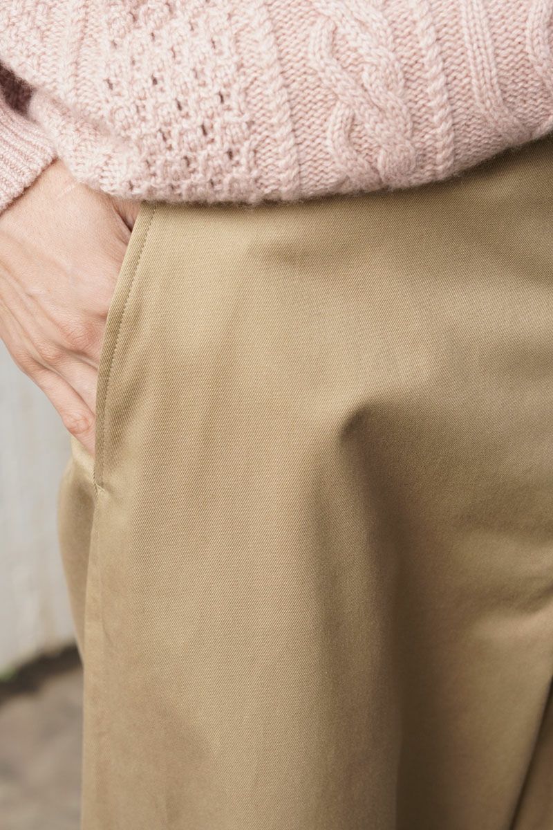 UNIVERSAL PRODUCTS. NO TUCK CHINO TROUSERS