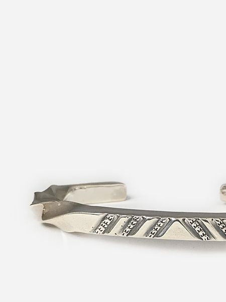 LARRY SMITH SQUARE WIRE TWIST BANGLE