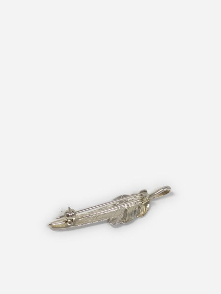 LARRY SMITH KAZEKIRI FEATHER PIN