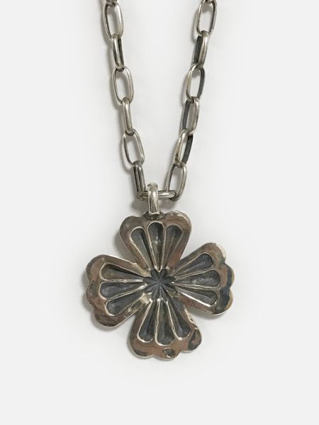 LARRY SMITH CLOVER LEAF PENDANT SHELL