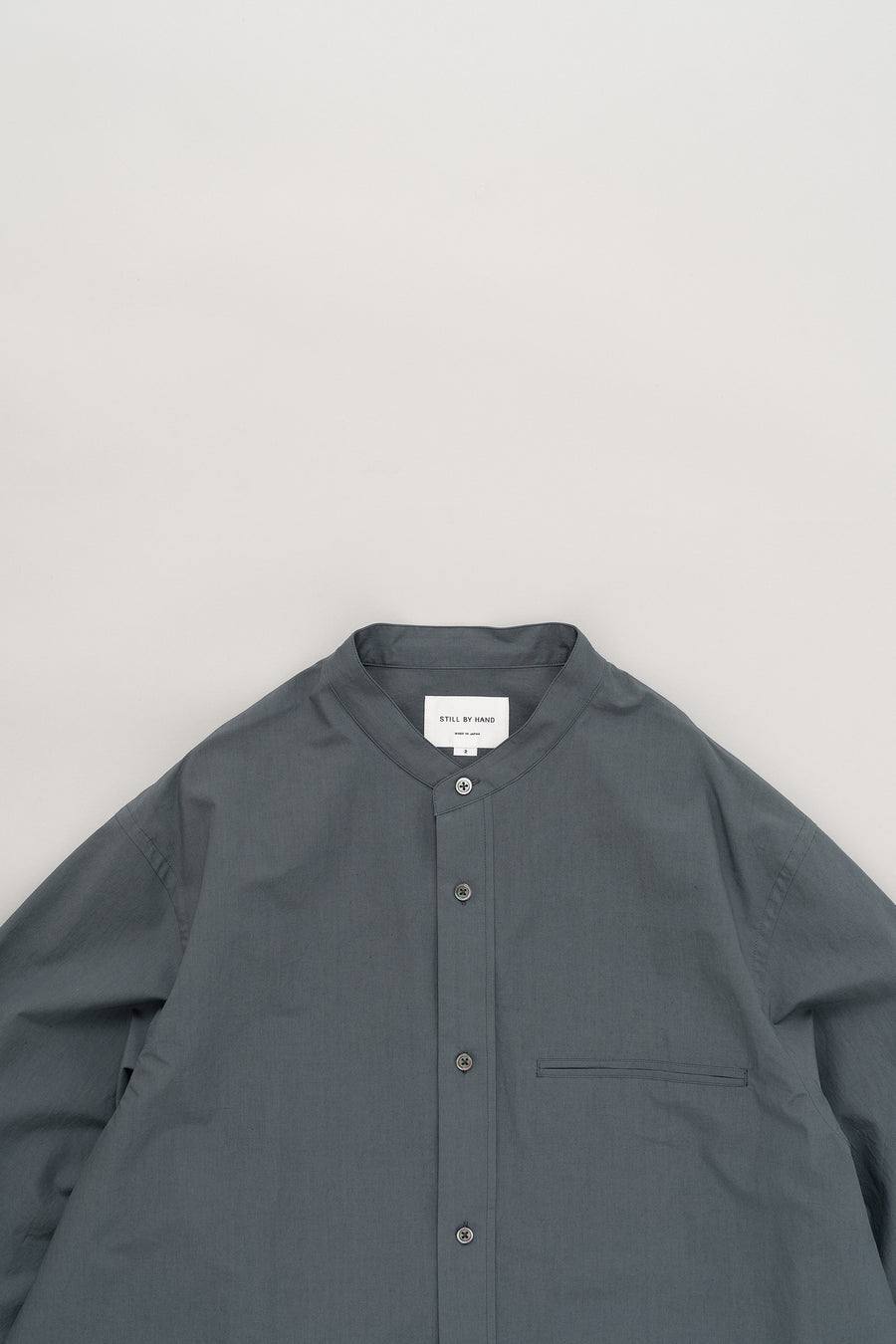 STILL BY HAND Linen Mixed Band Collar Shirt