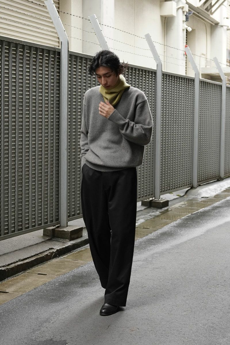 UNIVERSAL PRODUCTS. NO TUCK CHINO TROUSERS