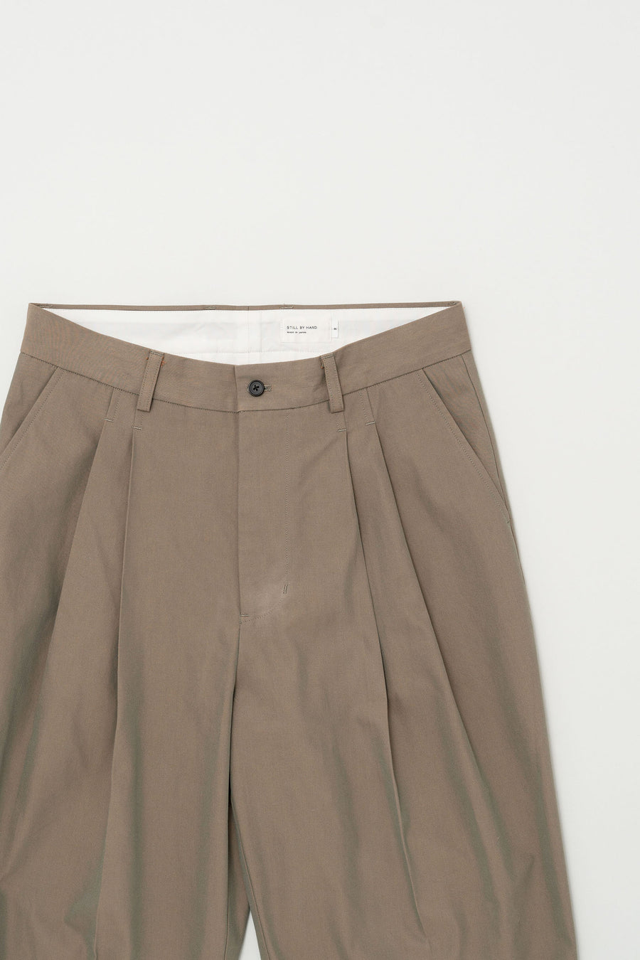 STILL BY HAND Deep Tuck Pressed Pants