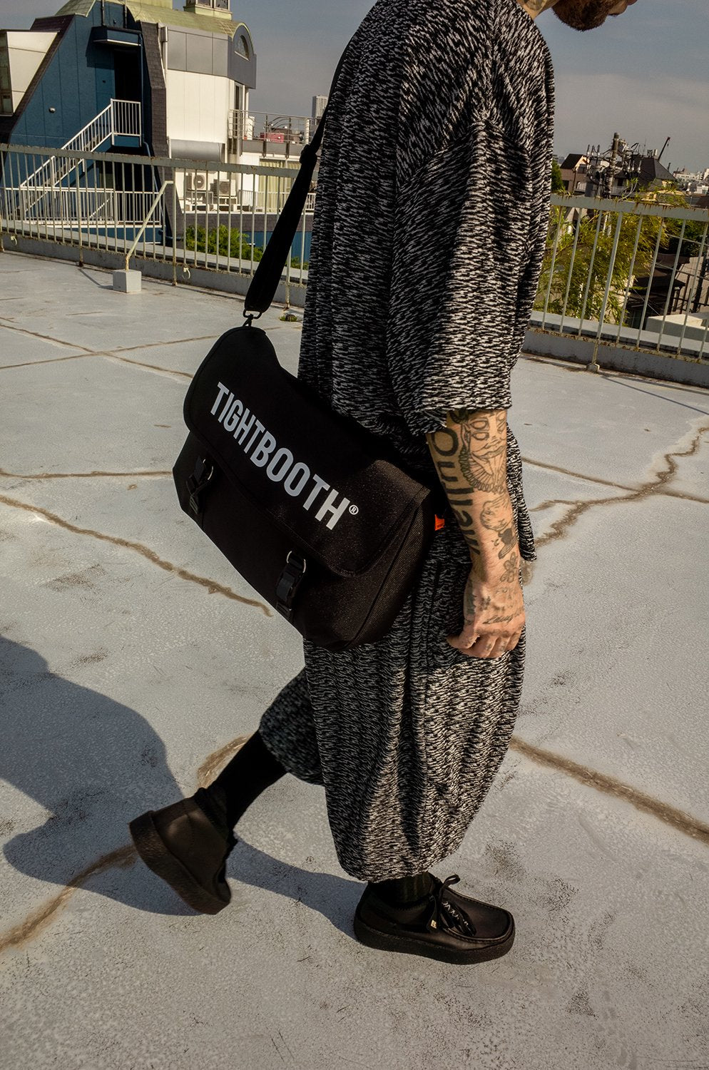 TIGHTBOOTH LOGO SHOULDER BAG