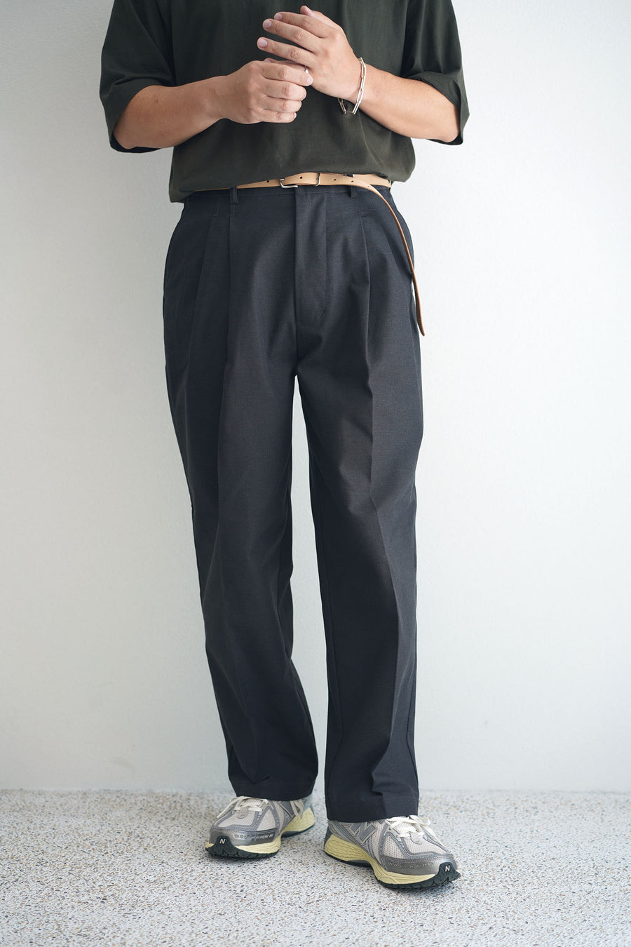 STILL BY HAND Deep Tuck Pressed Pants