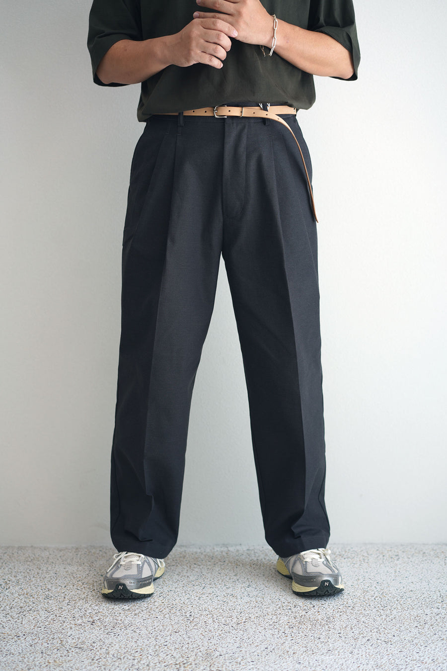 STILL BY HAND Deep Tuck Pressed Pants