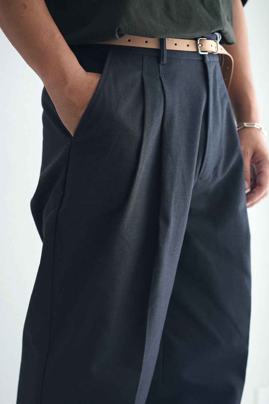 STILL BY HAND Deep Tuck Pressed Pants