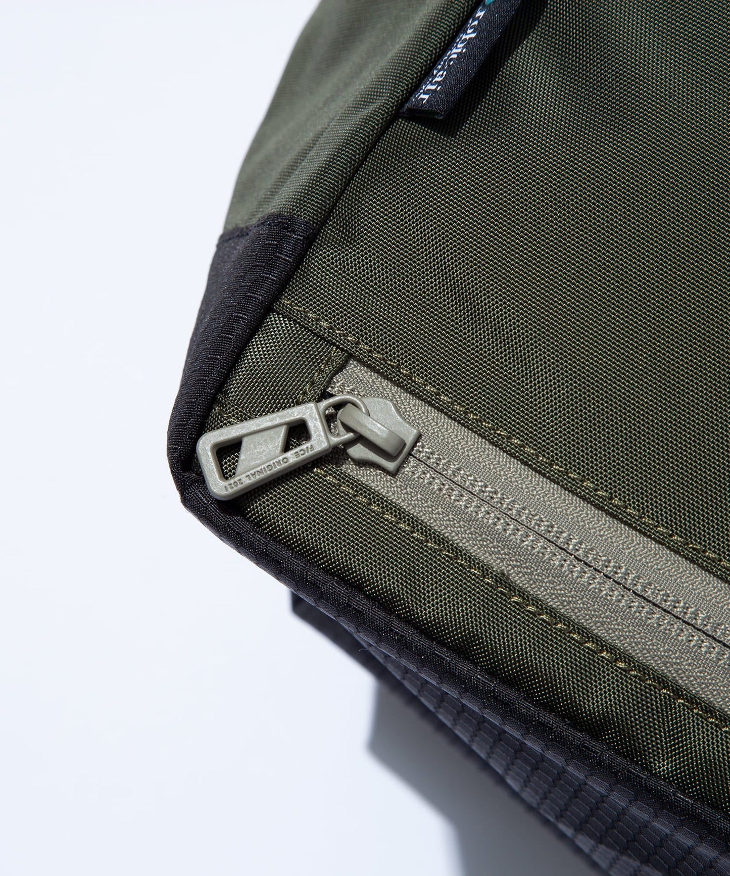 F/CE. LIGHTWEIGHT COURIER SHOULDER BAG