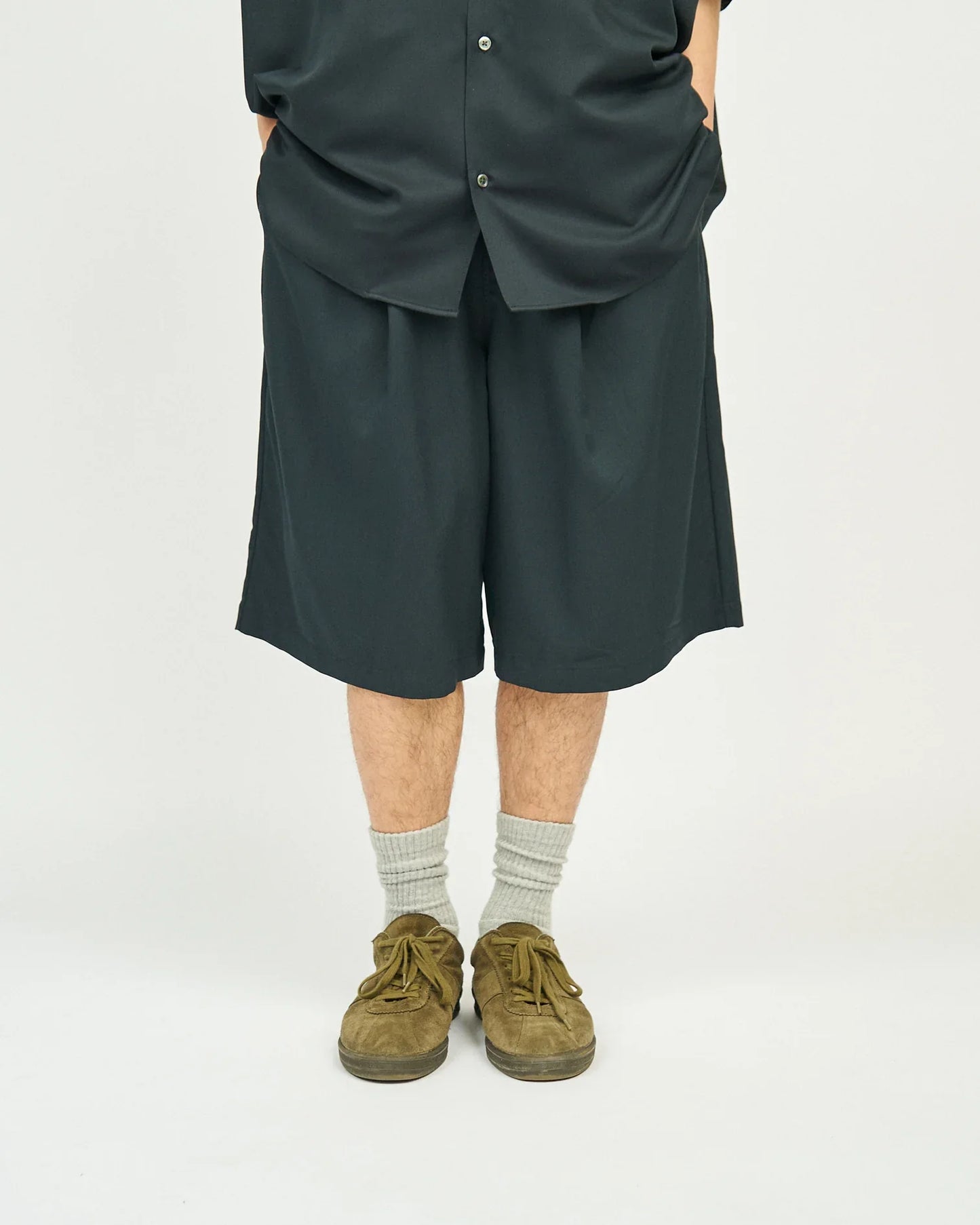FreshService COOLFIBER TWO TUCK EASY SHORTS