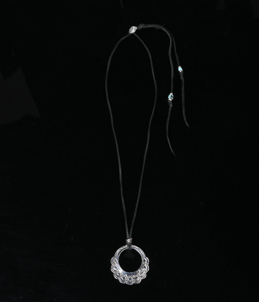 LARRY SMITH LEAF CIRCLE PENDANT NECKLACE