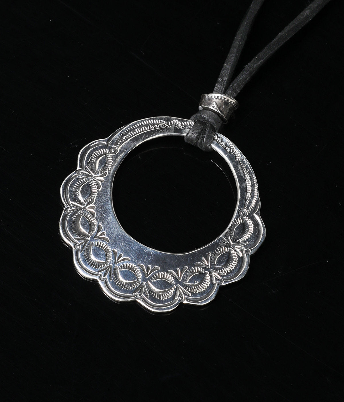 LARRY SMITH LEAF CIRCLE PENDANT NECKLACE