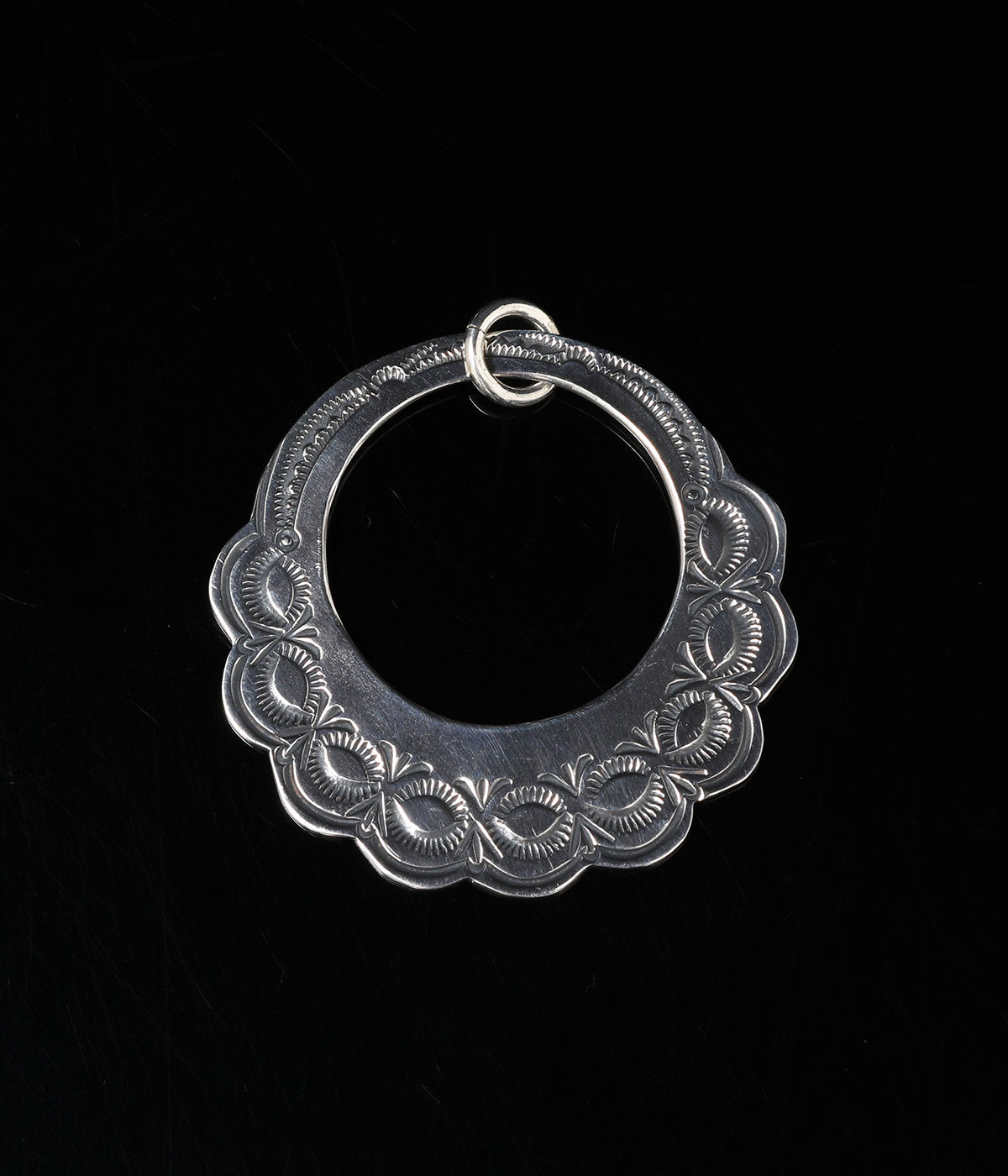LARRY SMITH LEAF CIRCLE PENDANT