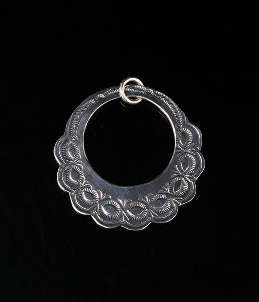 LARRY SMITH LEAF CIRCLE PENDANT