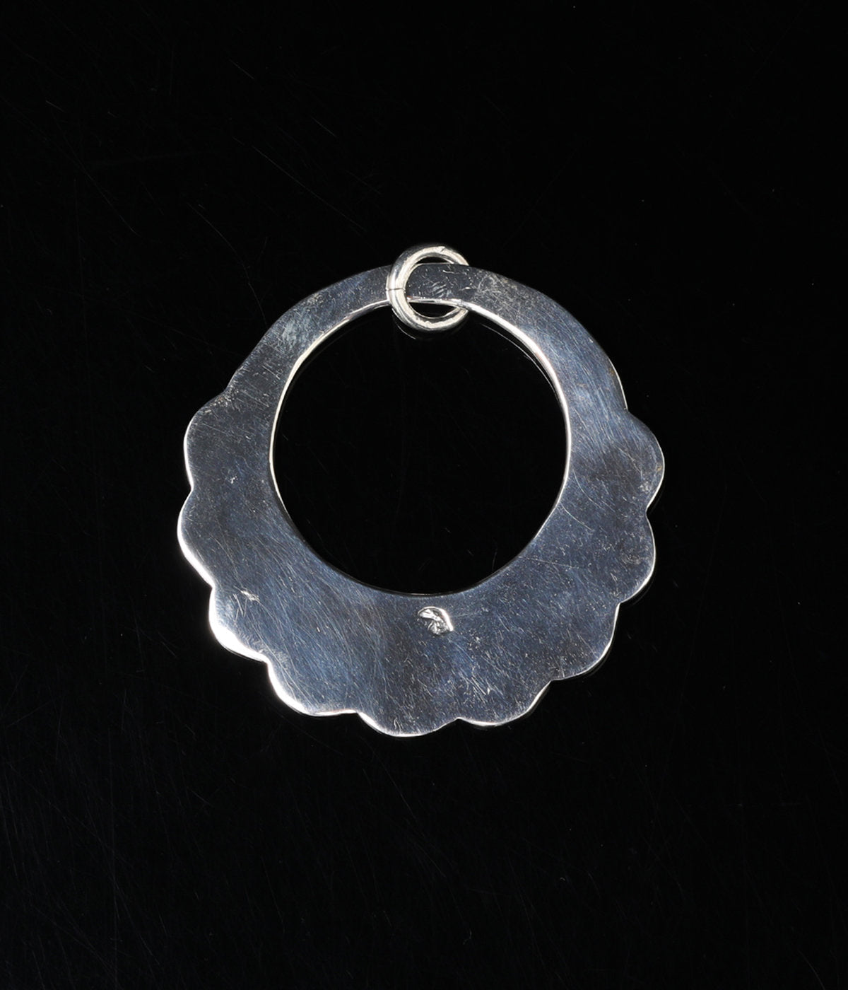 LARRY SMITH LEAF CIRCLE PENDANT