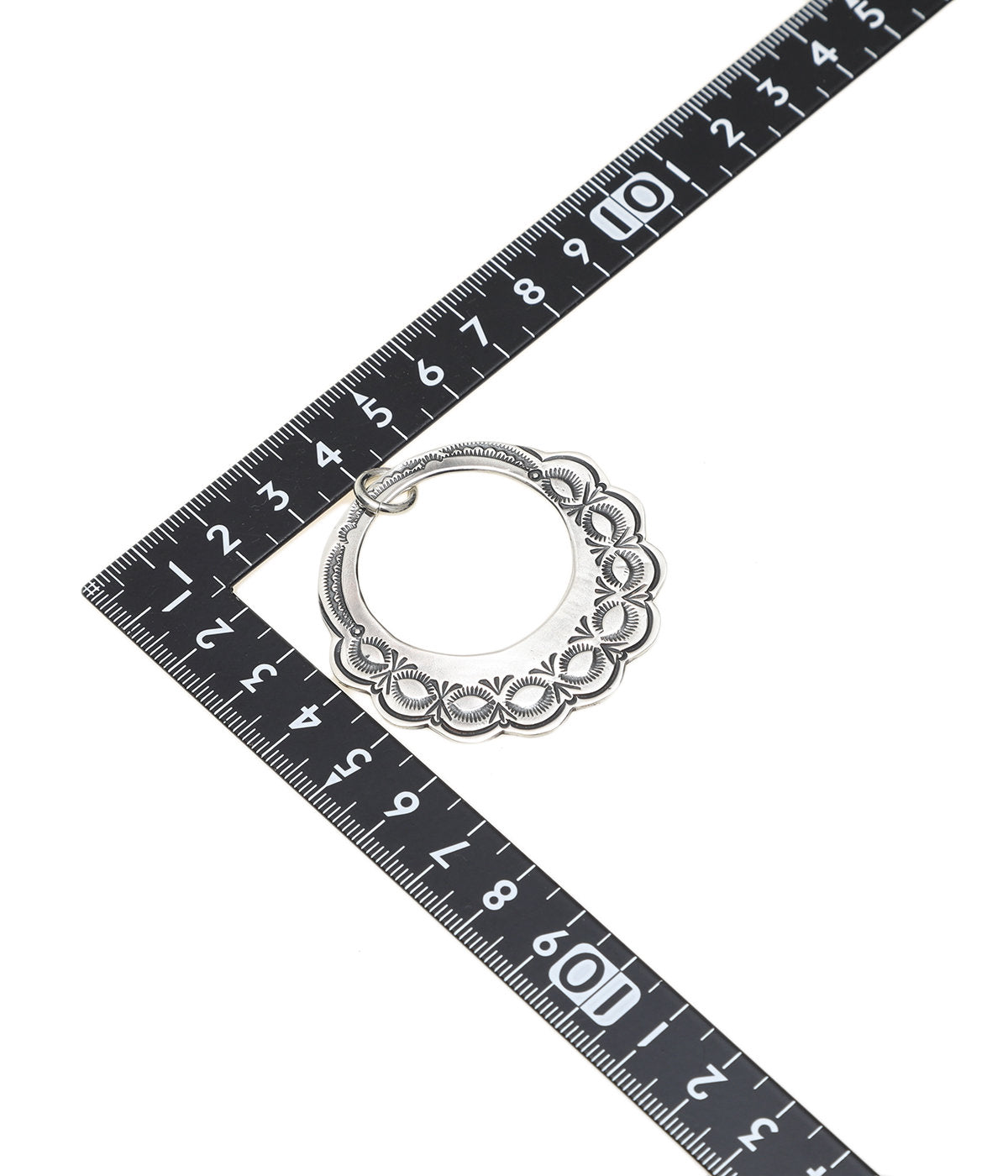 LARRY SMITH LEAF CIRCLE PENDANT