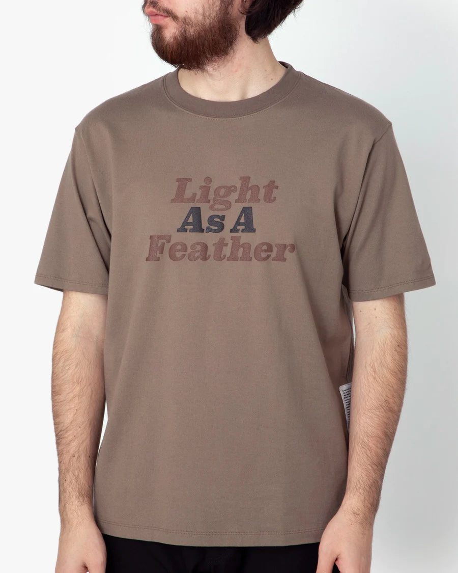 nonnative DWELLER S/S TEE "LIGHT AS A FEATHER"