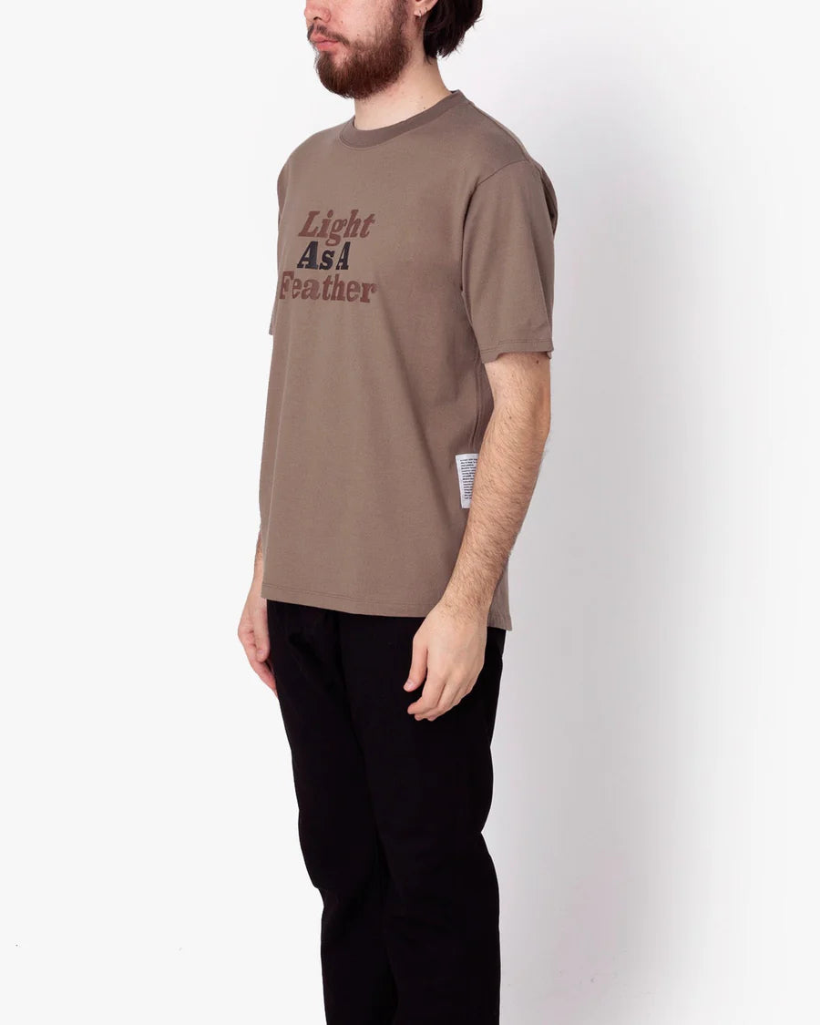 nonnative DWELLER S/S TEE "LIGHT AS A FEATHER"