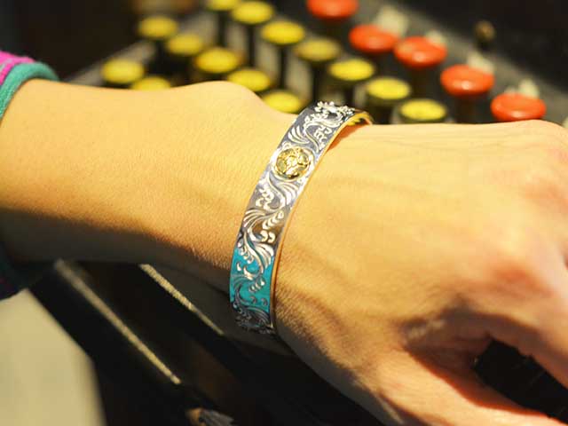 FIRST ARROW'S Flat Hammered 12mm Arabesque Carving Bungle with K18 BR-026