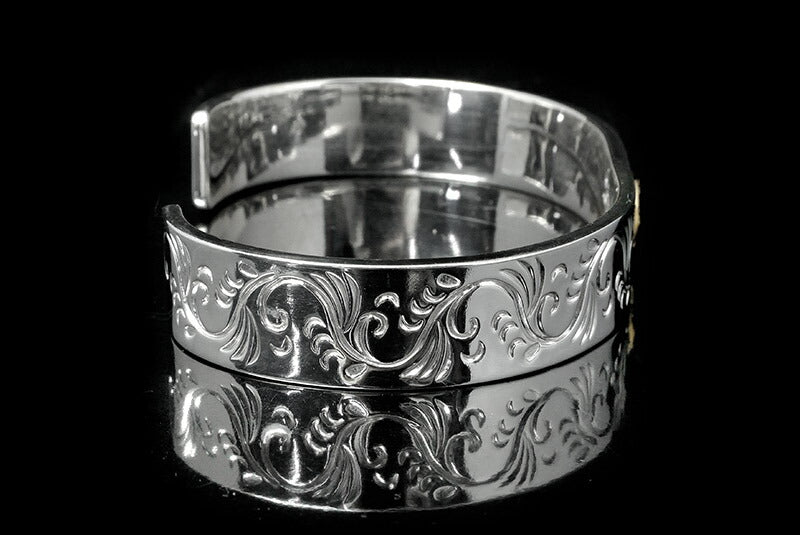 FIRST ARROW'S Flat Hammered 12mm Arabesque Carving Bungle with K18 BR-026